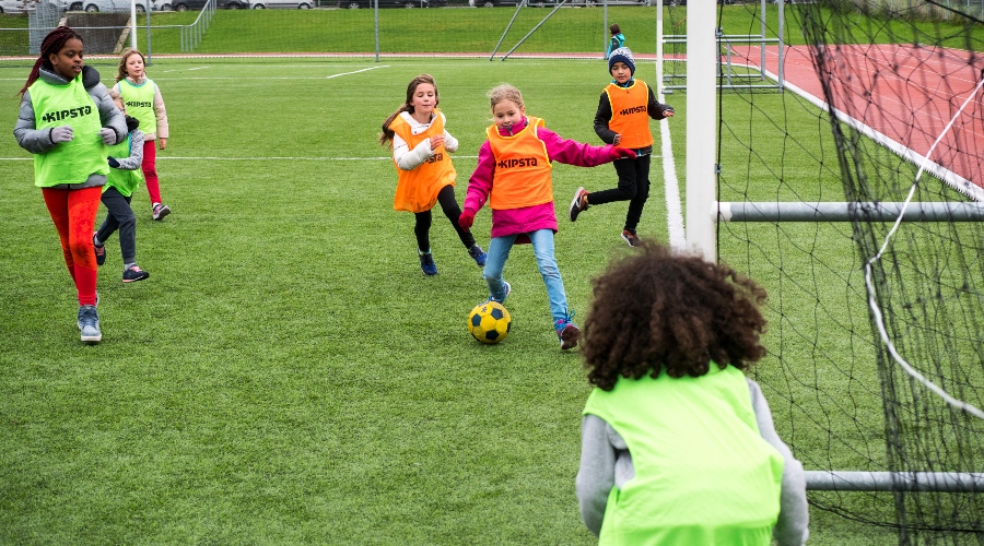 Enfants jouant au foot