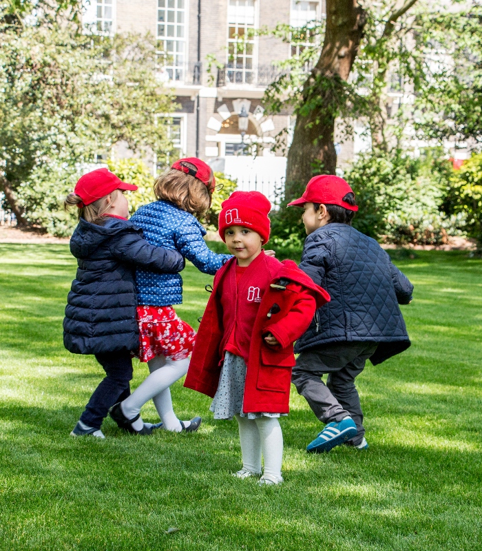 Photo d'élèves jouant dans le parc devant l'École Jeannine Manuel à Londres
