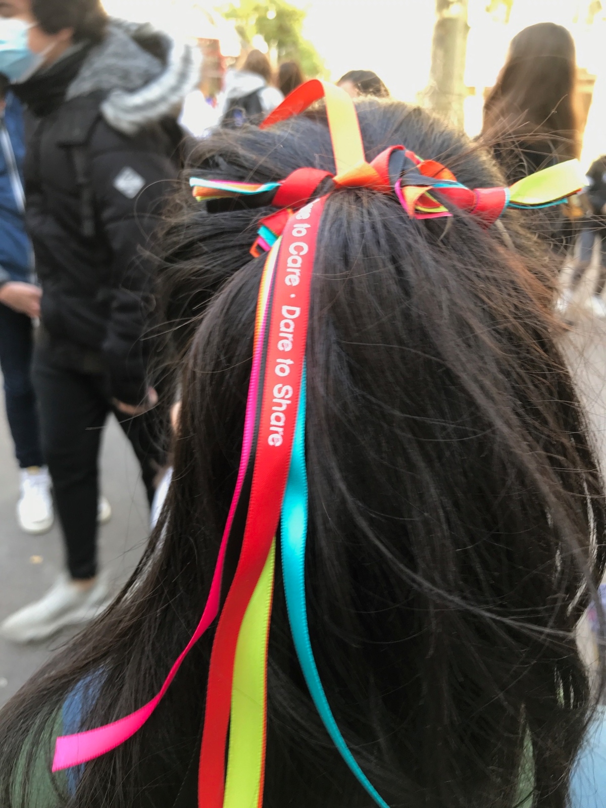 Photo d'une élève portant des rubans dans ses cheveux lors de la journée contre le harcèlement